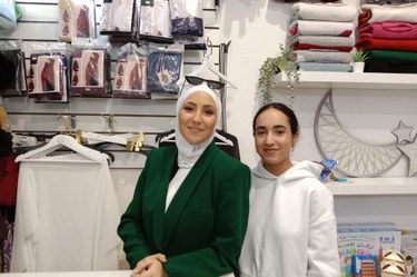 Zineb Kamal e Keltoum Idrissi del negozio Hijab Paradise