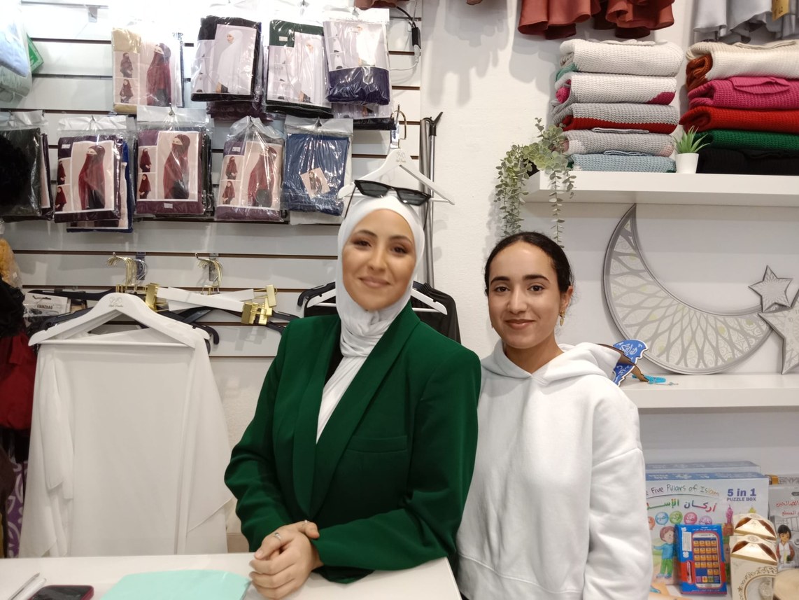 Zineb Kamal e Keltoum Idrissi del negozio Hijab Paradise