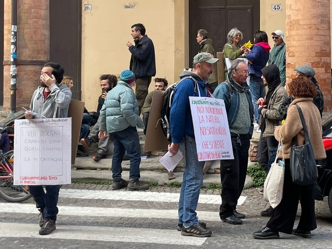 Ecologisti in presidio davanti al Tribunale di Bologna