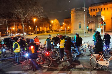Nell'immagine un gruppo di ciclisti