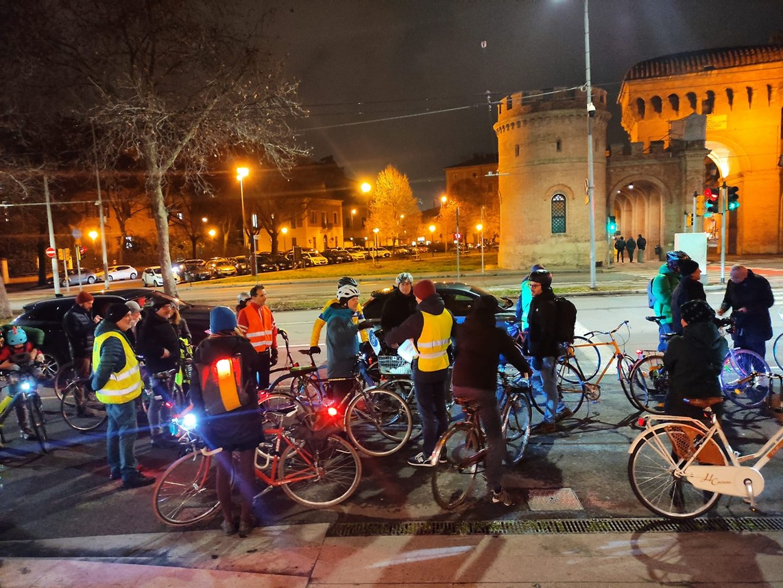 Nell'immagine un gruppo di ciclisti