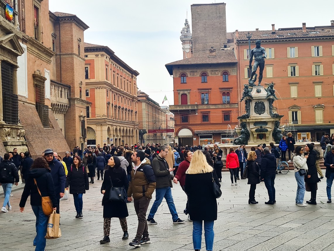 Piazza Maggiore piena di turisti