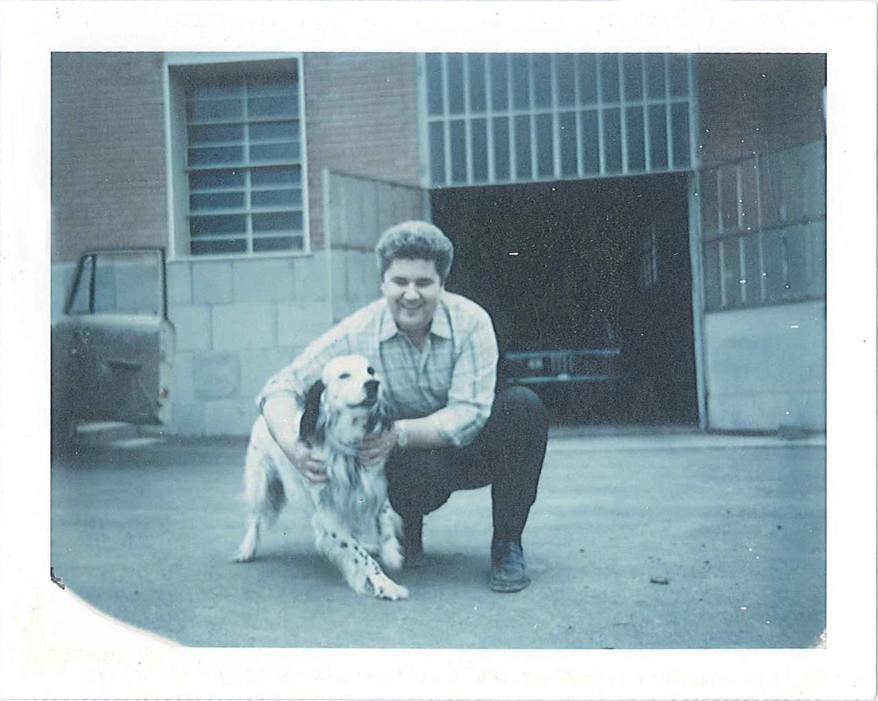 Una foto storica di Massimo Marchesini, il fondatore, davanti al garage dove tutto è partito nel 1974.