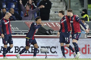 Foto di Ndoye e tifosi, fonte: Ansa