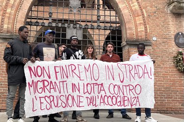 Persone migranti al sit-in in Piazza Nettuno