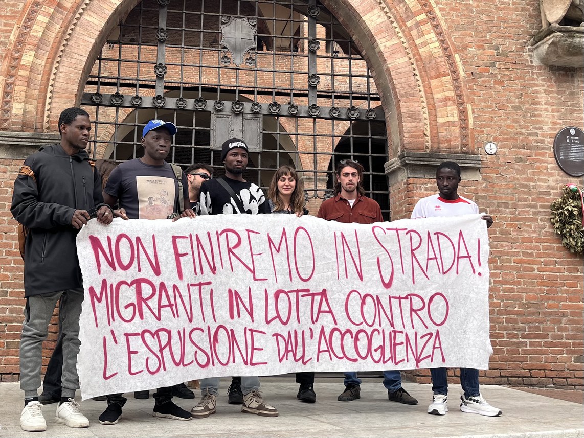Persone migranti al sit-in in Piazza Nettuno