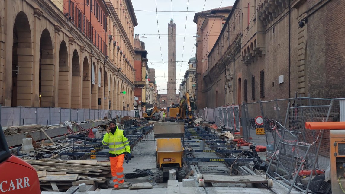 Il cantiere del tram in via Ugo Bassi. Foto