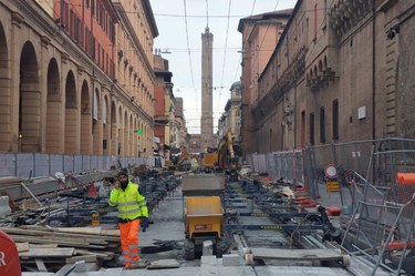 Il cantiere del tram in via Ugo Bassi. Foto
