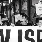 I manifestanti mostrano il "cartellino rosso" a Israele