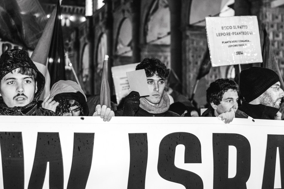 I manifestanti mostrano il "cartellino rosso" a Israele