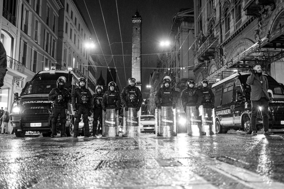 Polizia in assetto antisommossa sotto le Torri
