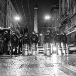 Polizia in assetto antisommossa sotto le Torri