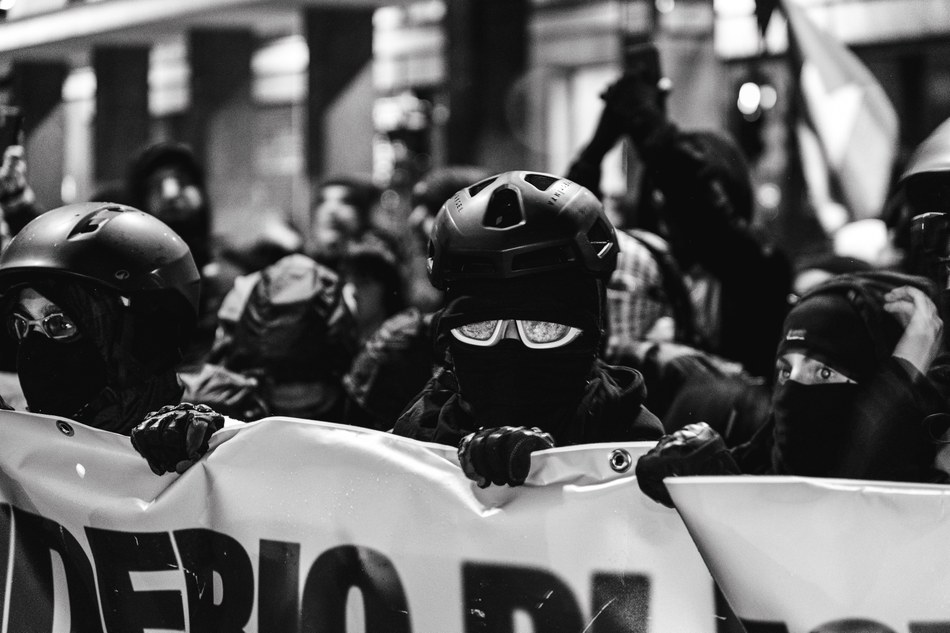 Manifestanti col volto coperto