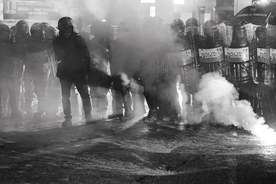 Fumogeni e petardi contro la polizia