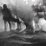 Fumogeni e petardi contro la polizia
