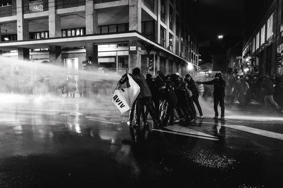 Manifestanti colpiti dal getto degli idranti
