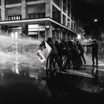 Manifestanti colpiti dal getto degli idranti