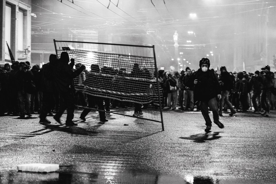 Transenne usate come scudi e barricate