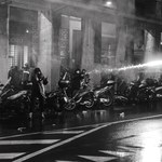 Fuochi d'artificio contro la polizia