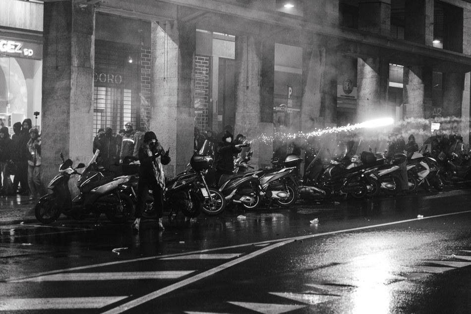 Fuochi d'artificio contro la polizia