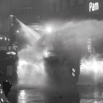 La polizia prova a spegnere un incendio