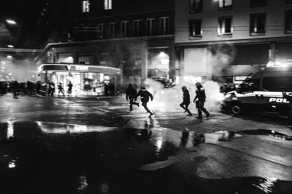 I manifestanti mostrano il "cartellino rosso" a Israele