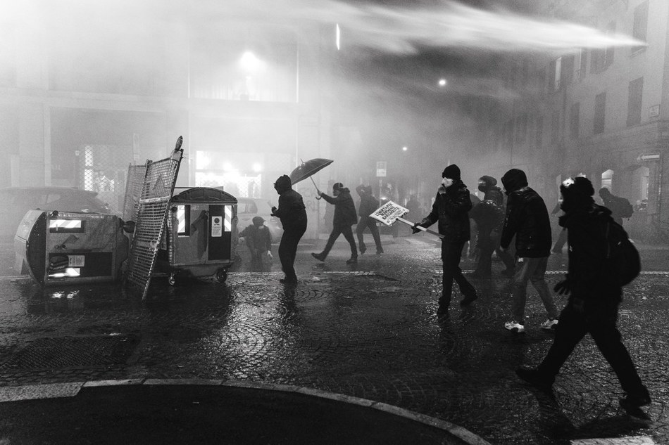 Manifestanti si barricano dietro cassonetti e transenne