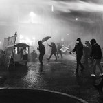 Manifestanti si barricano dietro cassonetti e transenne