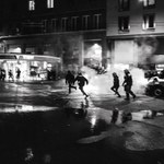 Un manifestante in fuga dalla polizia