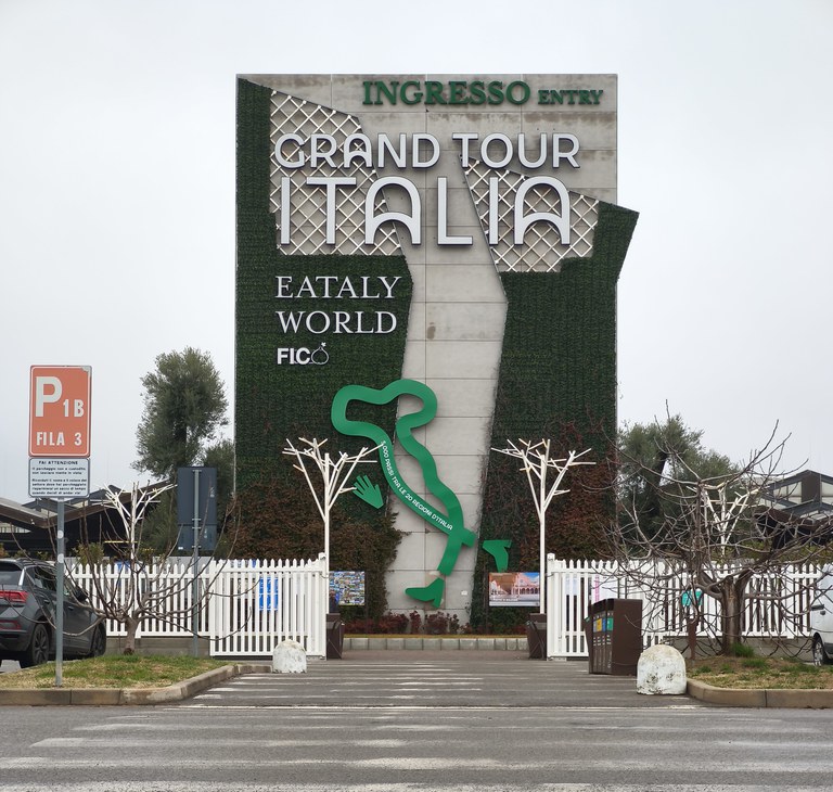 Il totem di cemento davanti ai tornelli