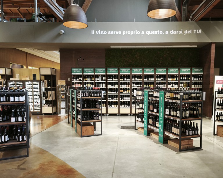 Scaffali di prodotti tipici tra i ristoranti