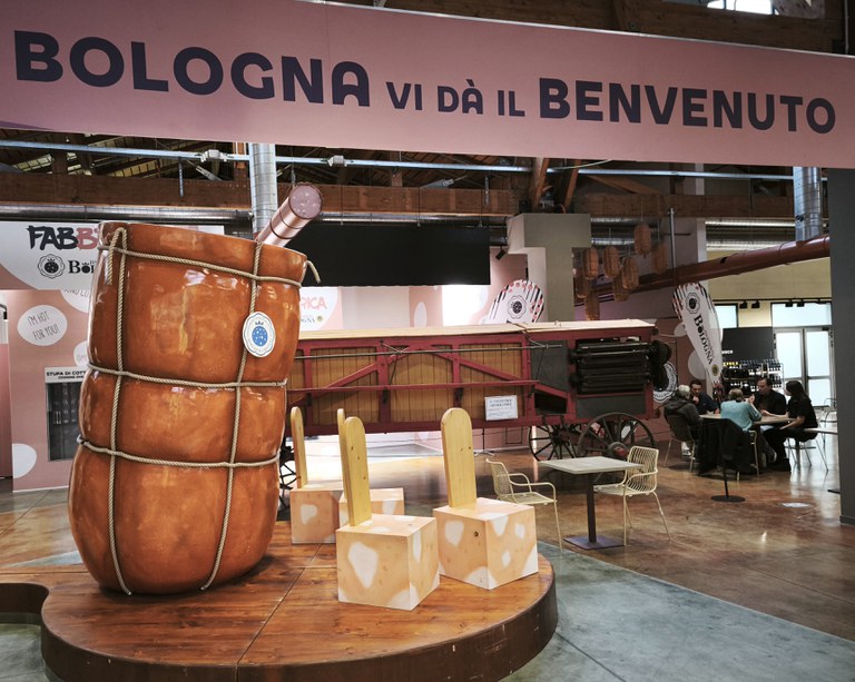 La finta mortadella nel padiglione della città