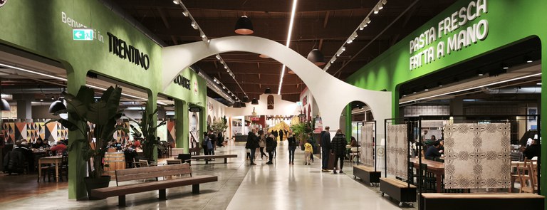 Il grande corridoio all’altezza del ristorante del Trentino Alto Adige