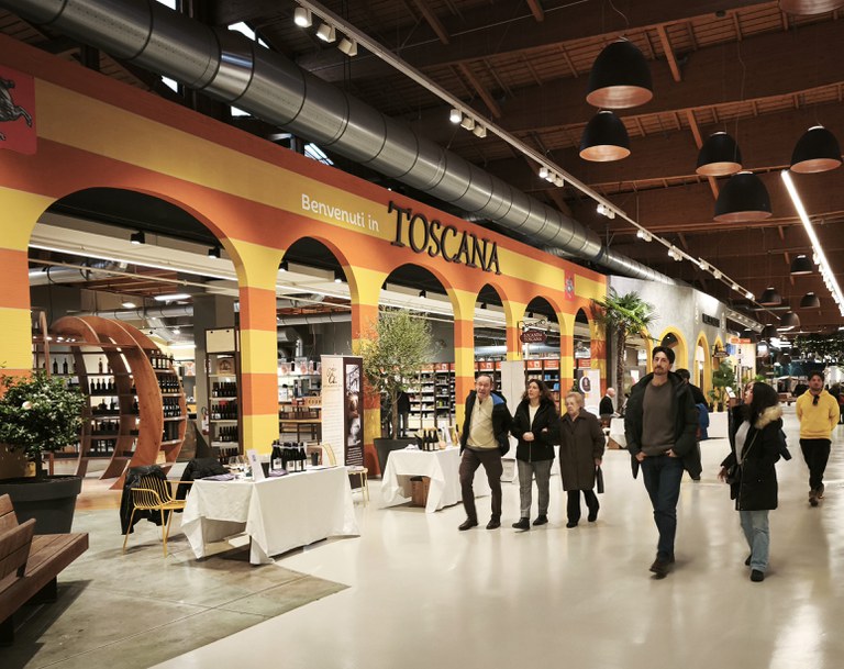 Il padiglione della regione sul corridoio centrale