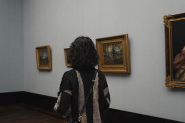 Donna al museo