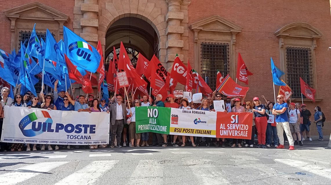 I dipendenti di poste italiane in sciopero a Bologna