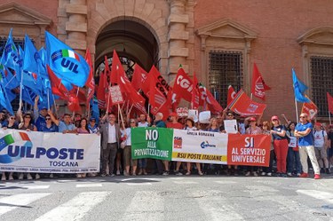 I dipendenti di poste italiane in sciopero a Bologna