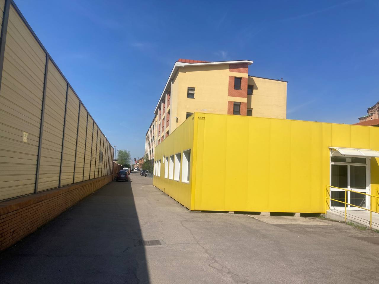 Questi container sono stati forniti nel 2021 dalla Città metropolitana come soluzione temporanea per sopperire alla mancanza delle aulee. 