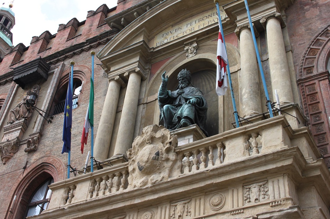 La statua in bronzo di Gregorio XIII a palazzo d'Accursio