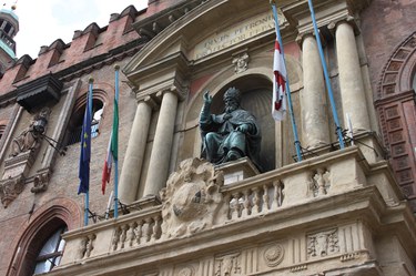 La statua in bronzo di Gregorio XIII a palazzo d'Accursio