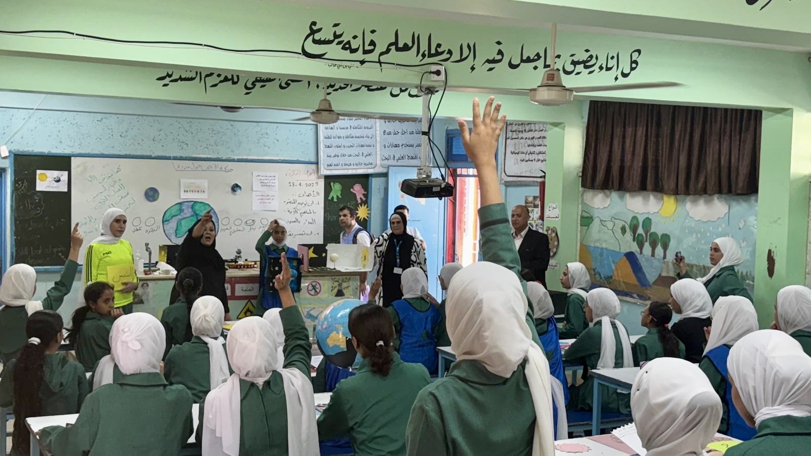 Ora di scienze in una scuola femminile UNRWA 