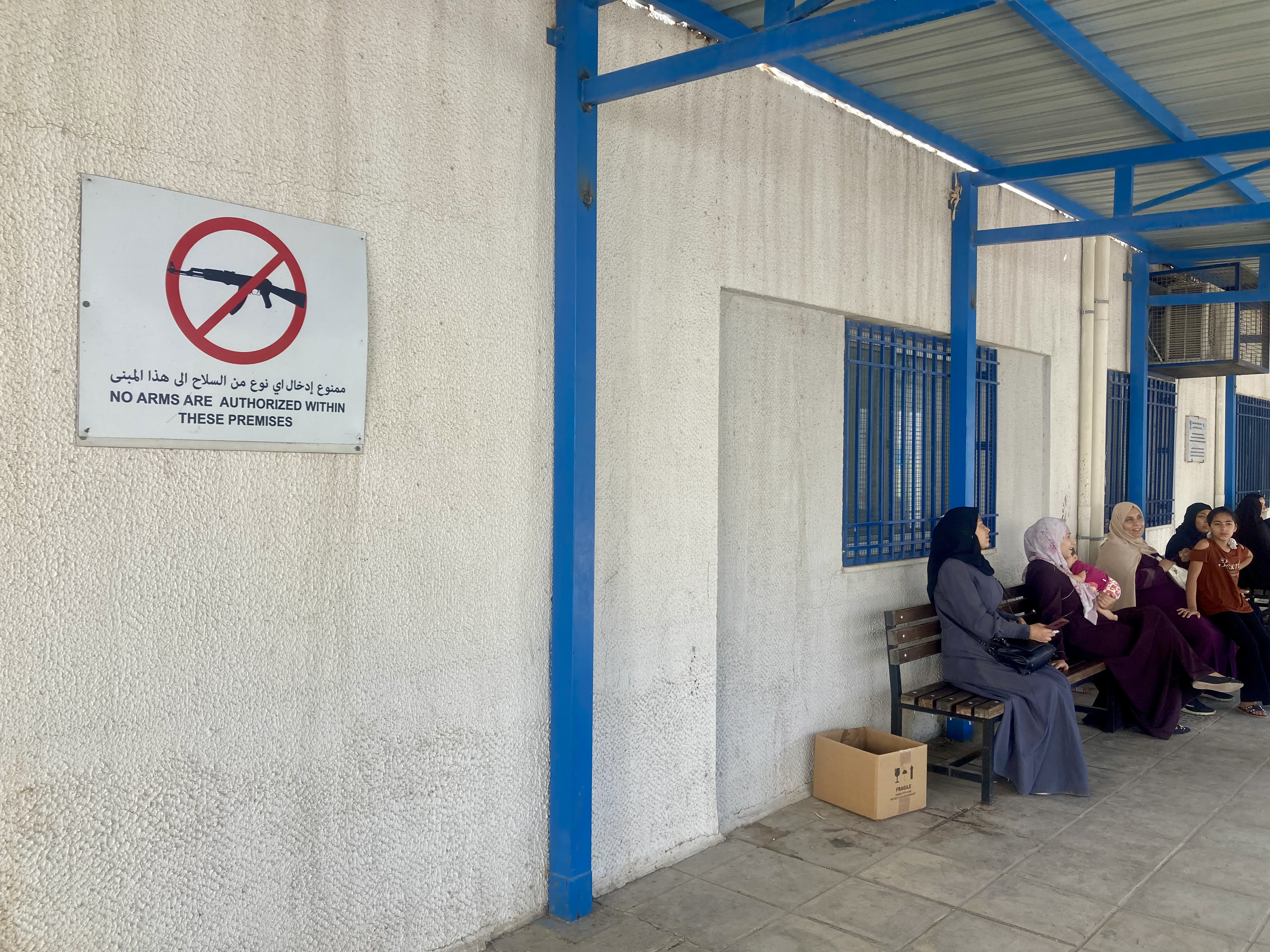 Donne in attesa di una visita al centro medico UNRWA