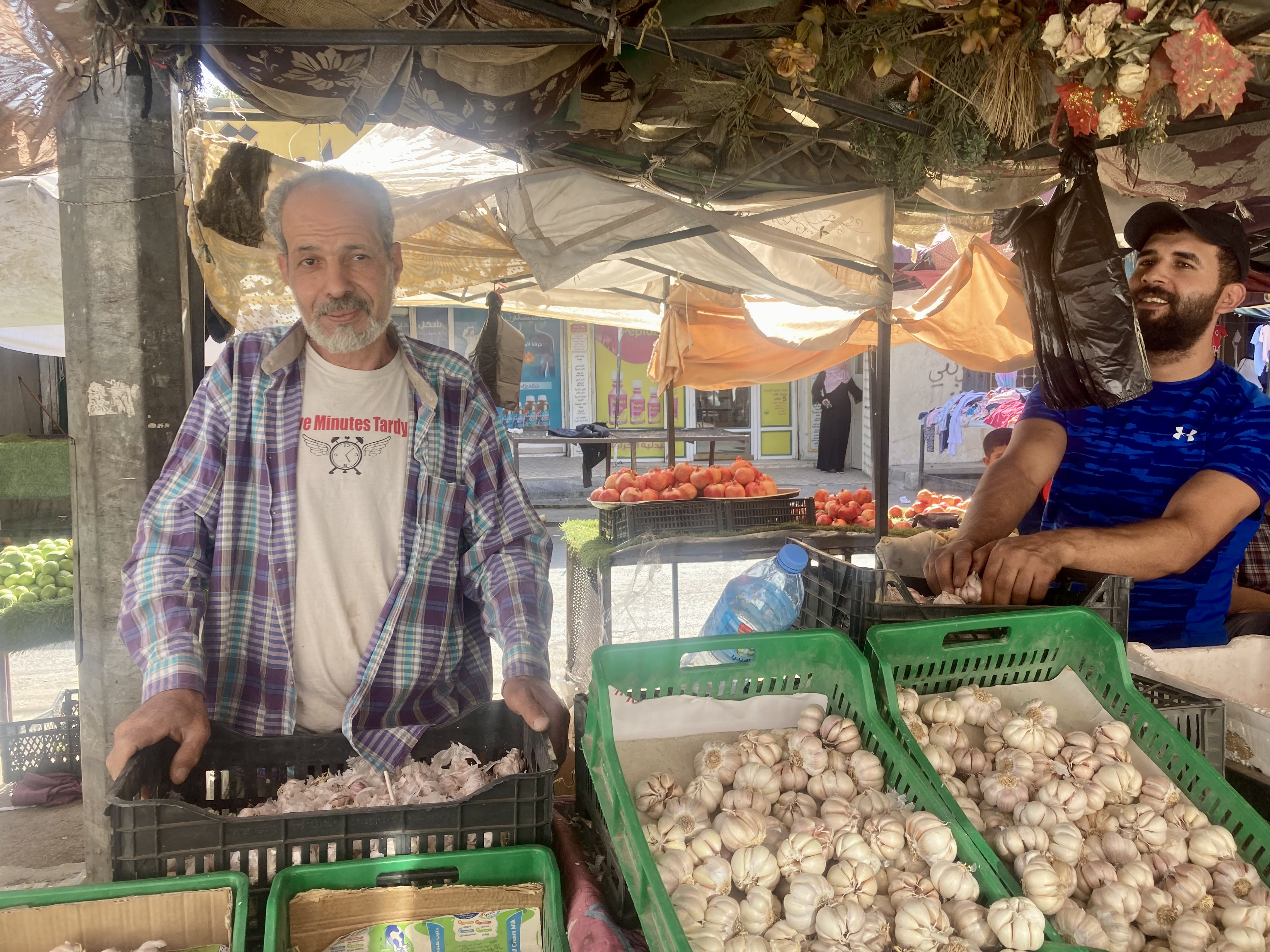 Omar da Nablus vende datteri e aglio all'ingresso del Suq
