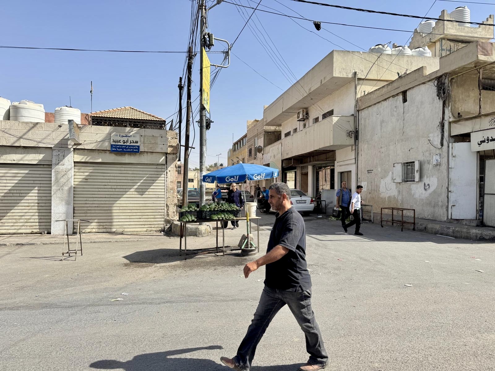 Sul campo solo sole, niente alberi o spazi verdi 