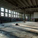 L'interno di uno dei capannoni abbandonati