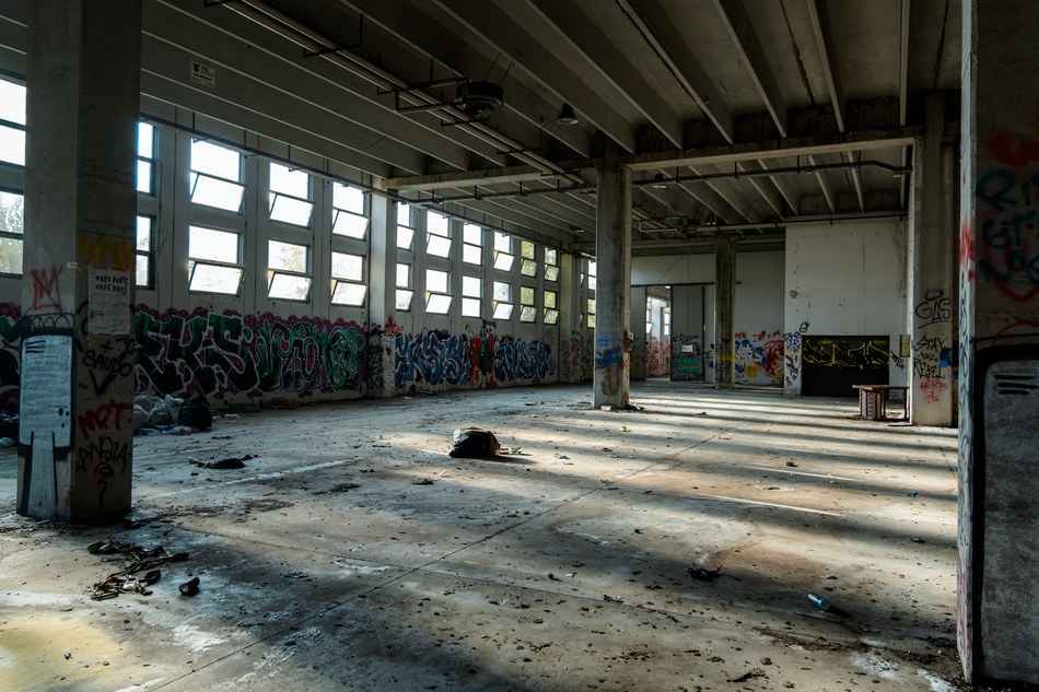 L'interno di uno dei capannoni abbandonati