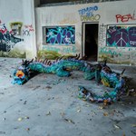 Una decorazione abbandonata all'interno di un capannone