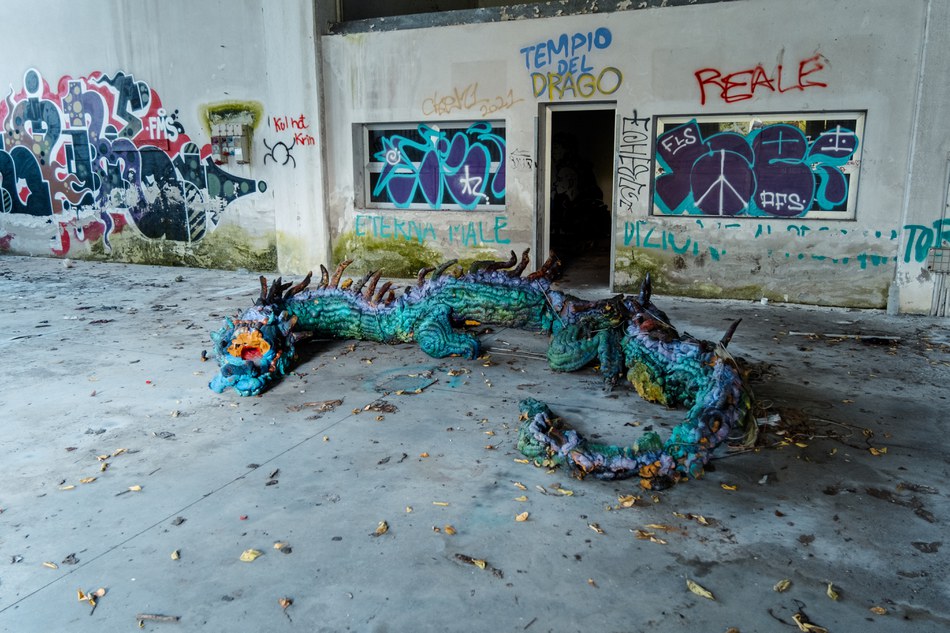 Una decorazione abbandonata all'interno di un capannone