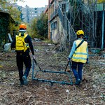 Operatori al lavoro con il metal detector