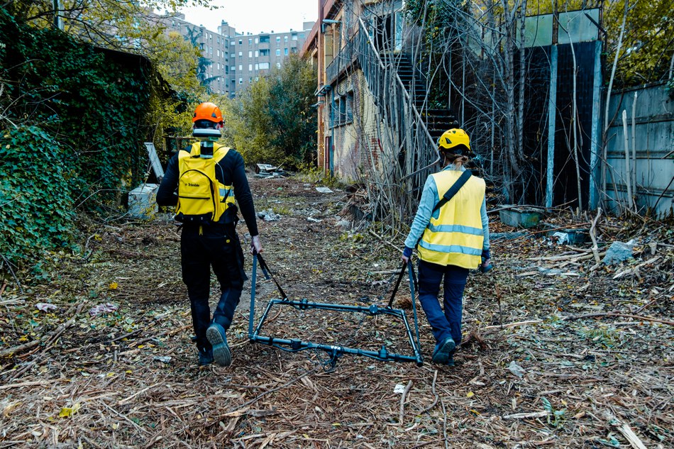Operatori al lavoro con il metal detector